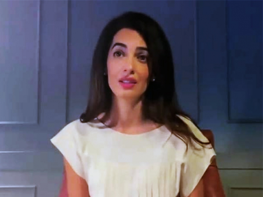 Amal Clooney y un espléndido vestido Chanel para una videoconferencia