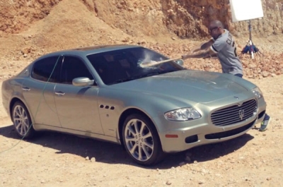 El lujoso Maserati Quattroporte de calle 13