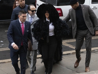 El extravagante look de Cardi B para ir a tribunales